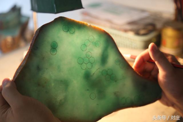 缅甸玉手镯63圈口,缅甸翡翠原石公盘竞价视频