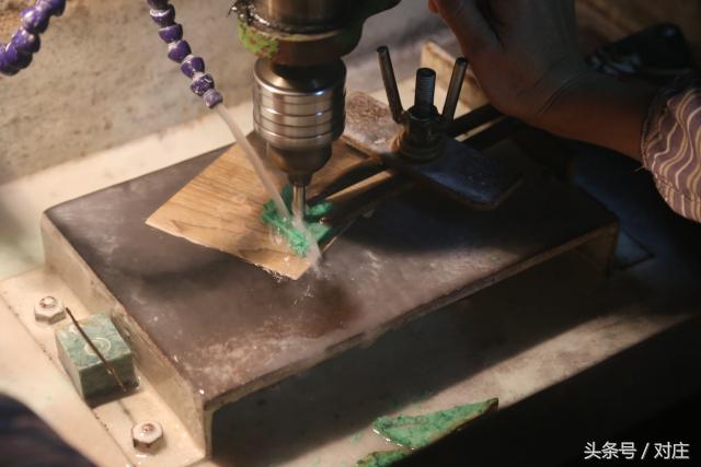 缅甸玉手镯63圈口,缅甸翡翠原石公盘竞价视频