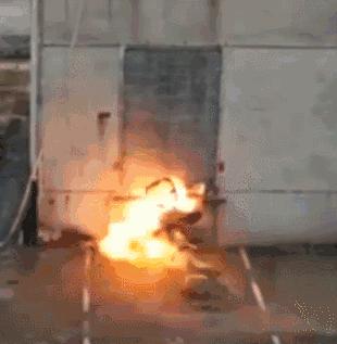 升降椅一秒变*弹炸**！你还敢坐吗？