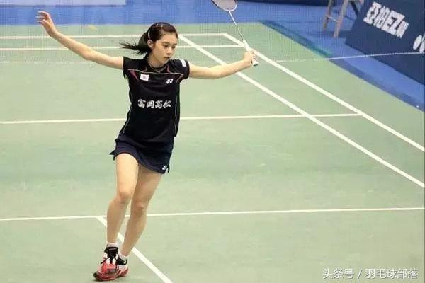 最会打羽毛球的美女,清纯美女打羽毛球准备活动视频