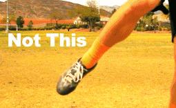 足球高空球如何摆脱贴身防守,足球实战为什么停不了高空球