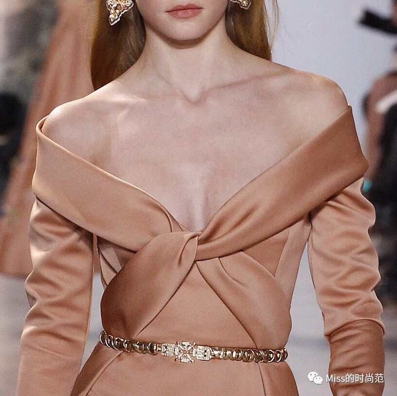 v领上衣时尚显瘦正肩遮肉款,显瘦又清凉