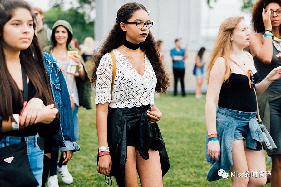 v领上衣时尚显瘦正肩遮肉款,显瘦又清凉