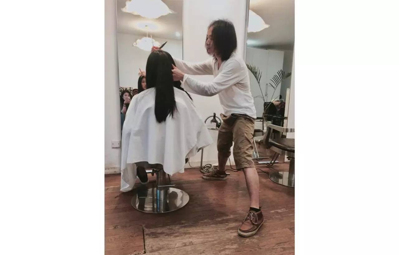 她们为别人穿的衣服，最后都一件一件脱了下来