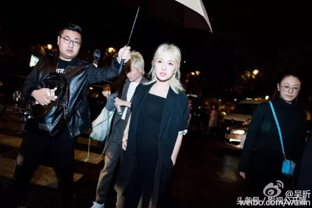 吴昕哭诉十年心酸历程,吴昕从什么时候开始改变的