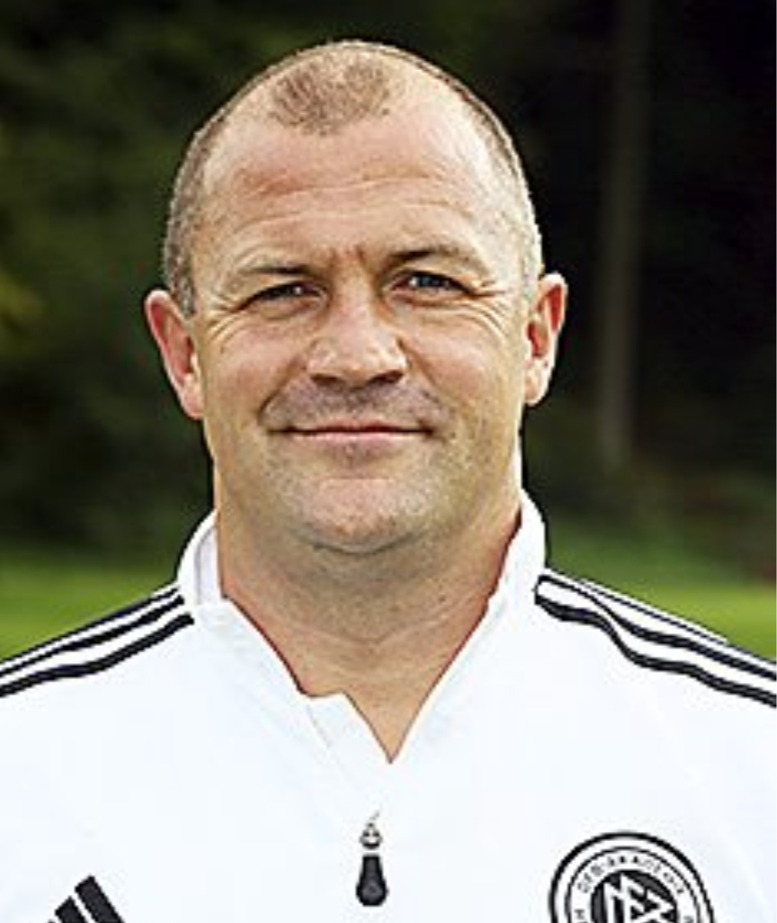 克林斯曼踢广告桶,克林斯曼被巴蒂斯图塔踢晕