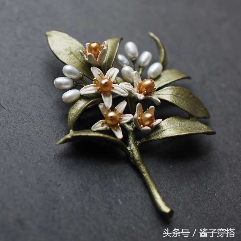 叶子化为饰品，时尚搭配的谨慎机