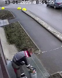 图文笑话：老爸，咱家里遭贼了，我这几天靠捡破烂生活的