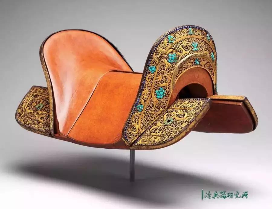 *藏西**宗教活动最特殊的祭品：传统盔甲、马铠和*器武**