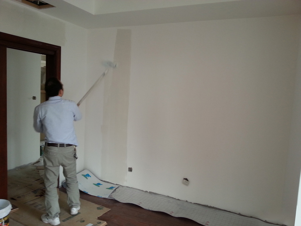 新手自己贴墙纸,贴墙纸遇到墙空鼓怎么办