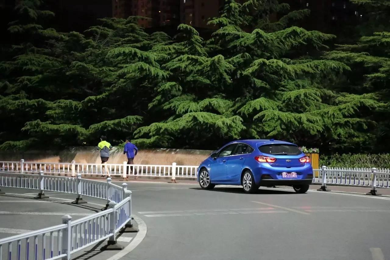 国外科鲁兹两厢掀背版试驾,二手科鲁兹两厢掀背最新用车感受