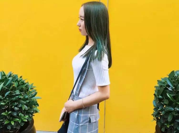 她们为别人穿的衣服，最后都一件一件脱了下来