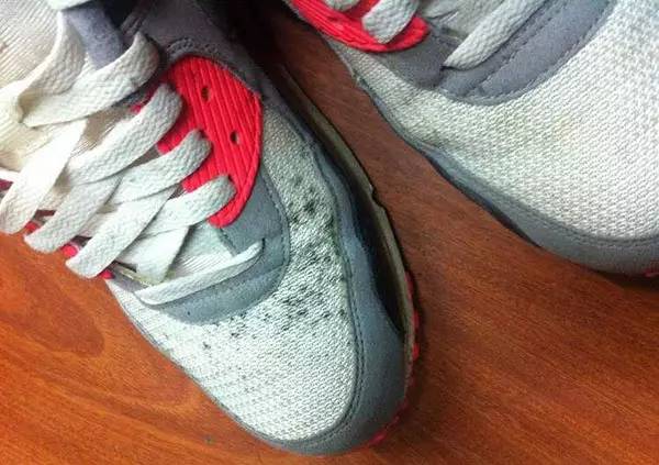 衣柜里的鞋子发霉了,夏季衣服鞋子柜子发霉怎样处理