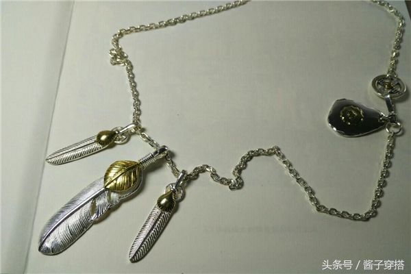 叶子化为饰品，时尚搭配的谨慎机