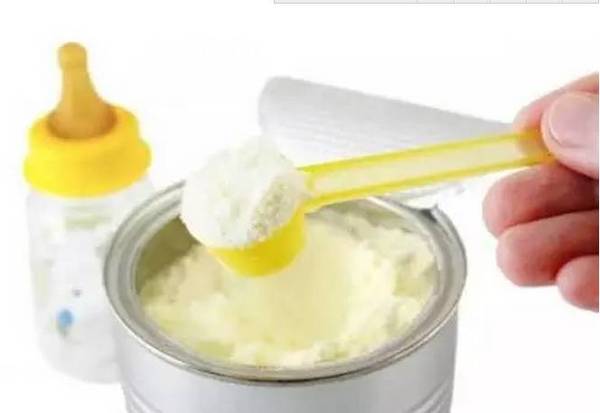 冲奶粉时出现颗粒、挂壁和泡沫还能给宝宝喝吗？