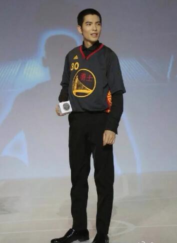 潘晓婷加入周杰伦吴彦祖明星勇士球迷阵营！最无敌勇蜜竟是他！