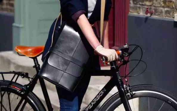 你怎么穿得像格利高里·派克？因为要参加复古骑行派对啊！