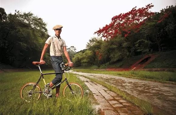 你怎么穿得像格利高里·派克？因为要参加复古骑行派对啊！