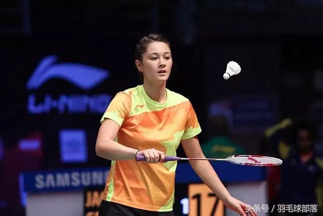 最会打羽毛球的美女,清纯美女打羽毛球准备活动视频