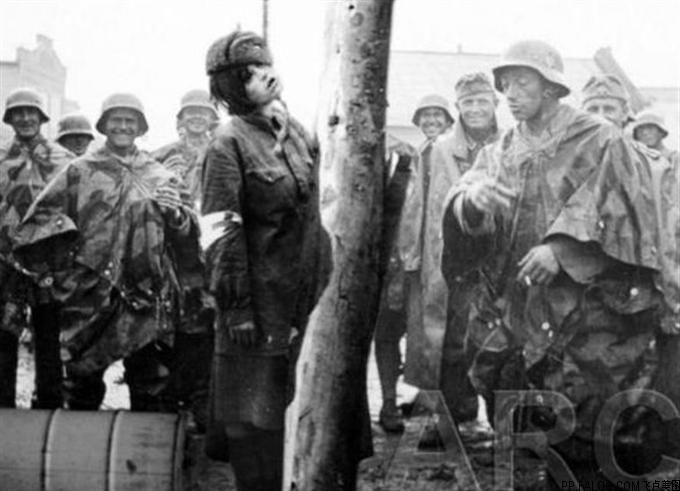 二战苏联女兵，只穿裙子上战场，女兵：很不方便