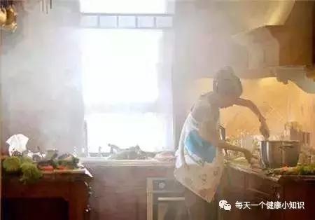炒菜时窗户要不要打开,厨房做饭时一定要开窗开门吗