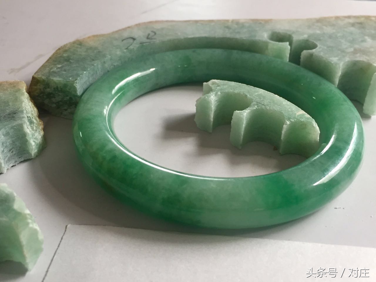 缅甸玉手镯63圈口,缅甸翡翠原石公盘竞价视频