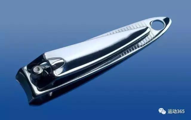 羽毛球断线了就不能打了吗,羽毛球断线后要把线拆了吗