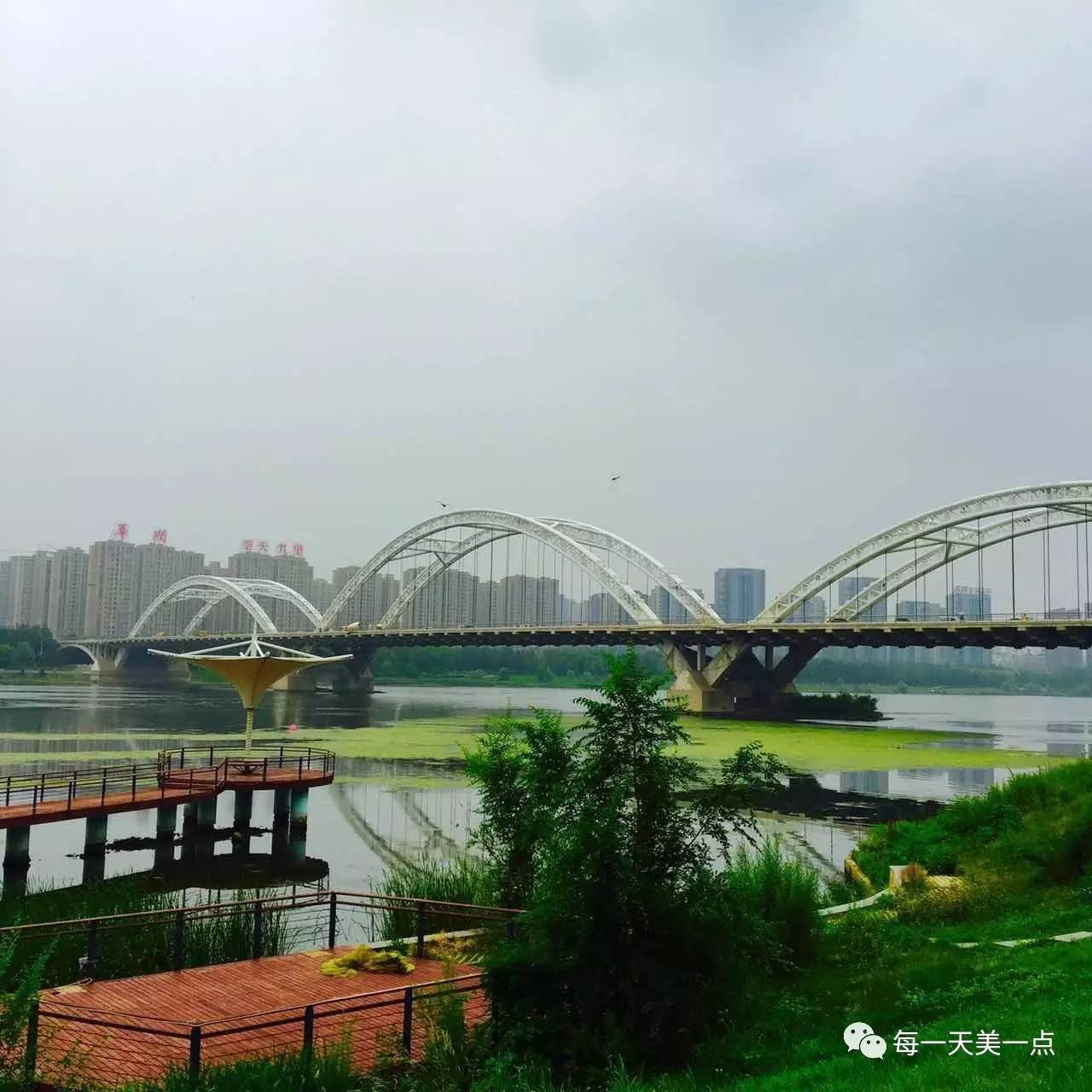 沈阳浑河边骑行夜景,浑河漫步道自行车