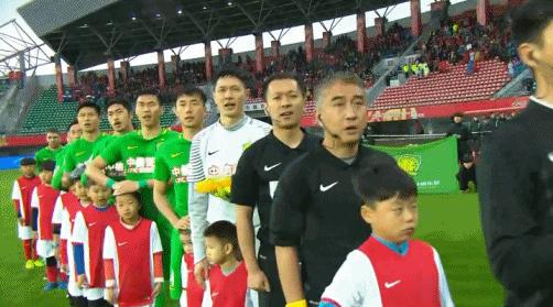 中国球员为球童挡雨,球星为球童挡雨