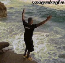 美女你这身材，玩这个动作是不是太危险了