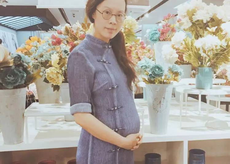 她们为别人穿的衣服，最后都一件一件脱了下来