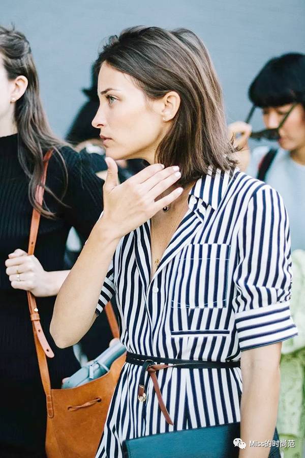 v领上衣时尚显瘦正肩遮肉款,显瘦又清凉