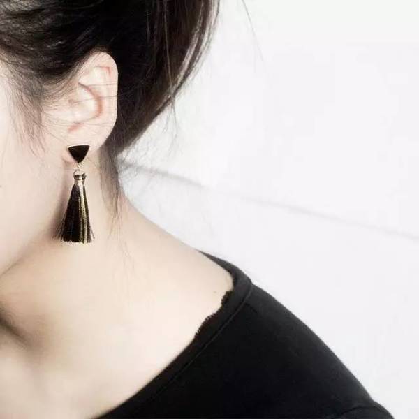 休闲衣服配什么耳钉好看,樱桃耳钉适合搭配什么上衣