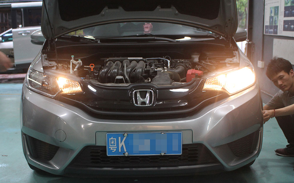 本田飞度升级欧司朗led透镜,本田飞度大灯升级海拉五双光透镜