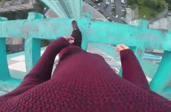 美女你这身材，玩这个动作是不是太危险了