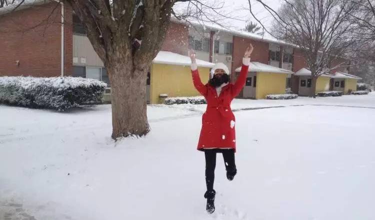 她们为别人穿的衣服，最后都一件一件脱了下来