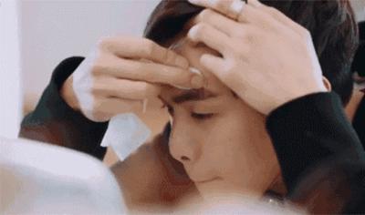 住着几千万的房子却用这几十块的粉饼，还有谁！