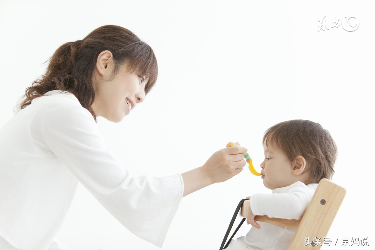 6个月至12个月的宝宝辅食食谱,宝宝喂辅食是满5个月还是满6个月