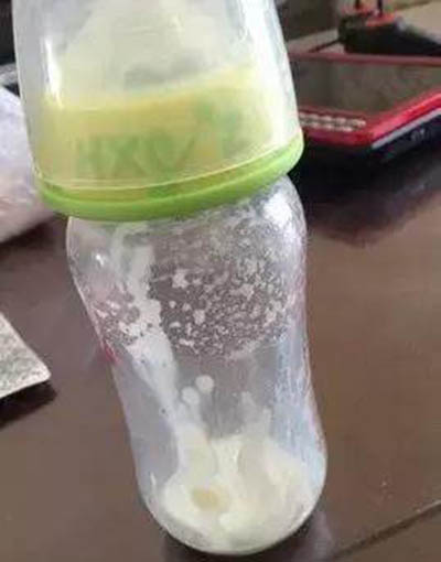 冲奶粉时出现颗粒、挂壁和泡沫还能给宝宝喝吗？