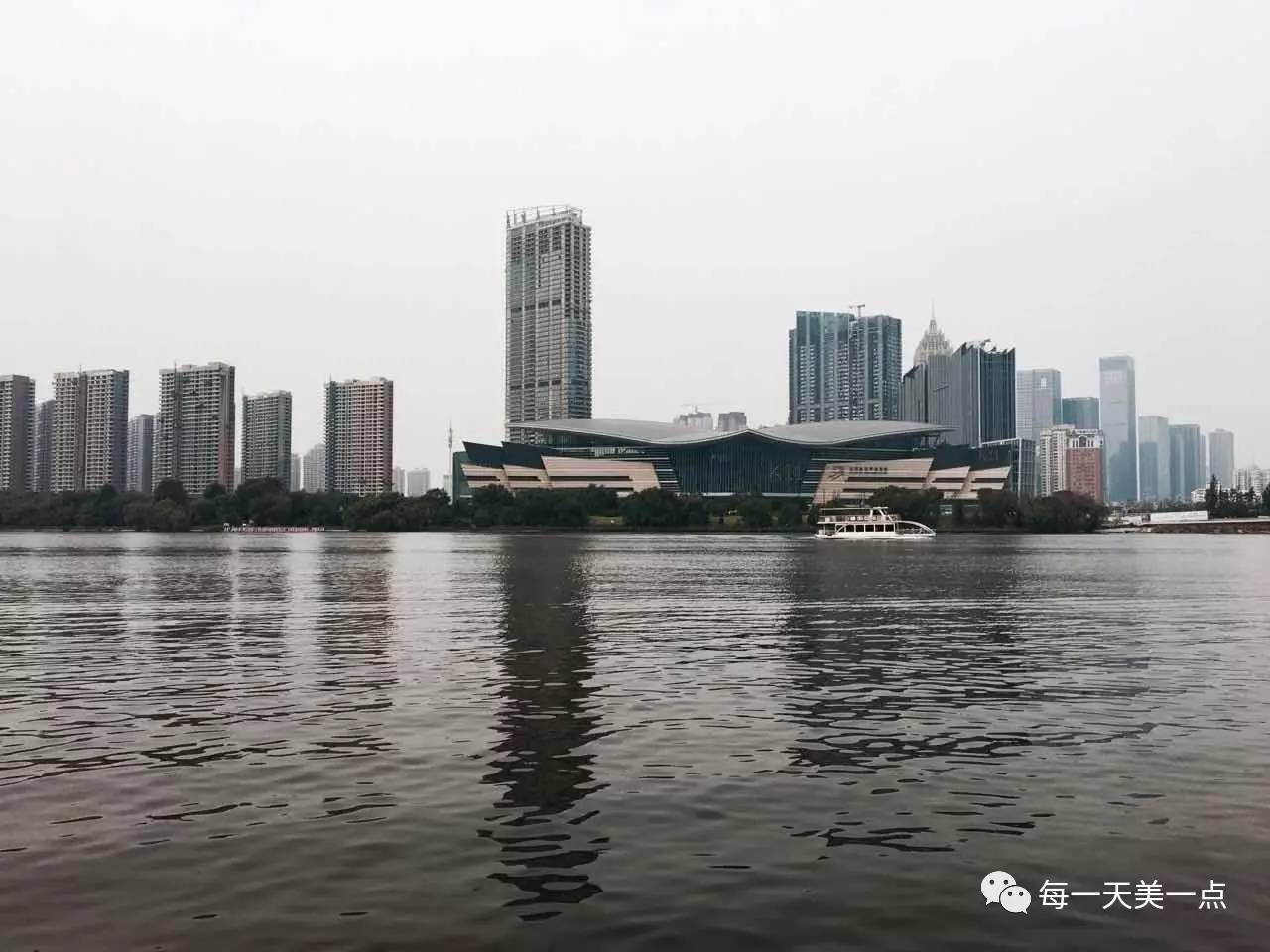 沈阳浑河边骑行夜景,浑河漫步道自行车