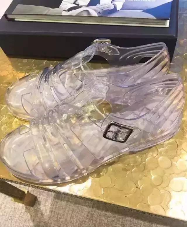 小时候我嫌这双鞋low，全身塑料的它现在要卖好几千块！