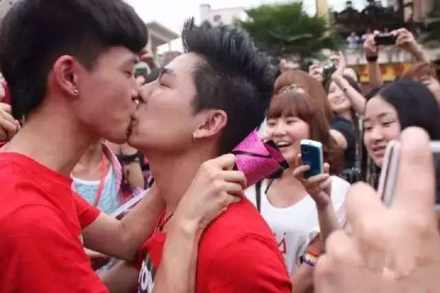 室友喜欢上我喜欢的人,室友喜欢我但我是男的