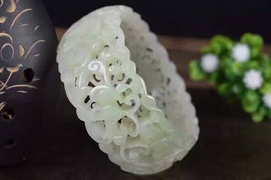 和田玉手镯有裂戴着能消失吗,和田玉的矿点戴时间长了能消失吗