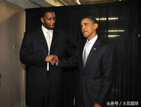 球星跨界珍贵合影，姚明羞涩，科比横跨娱乐拳坛，最后三张好心酸