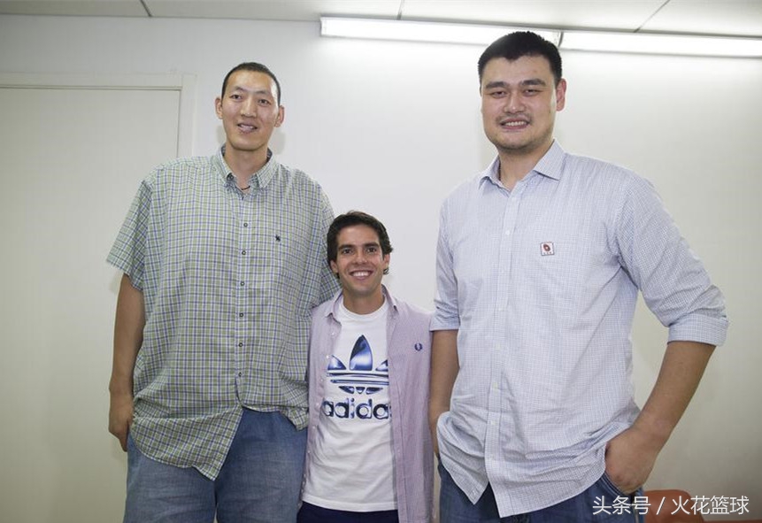 球星跨界珍贵合影，姚明羞涩，科比横跨娱乐拳坛，最后三张好心酸