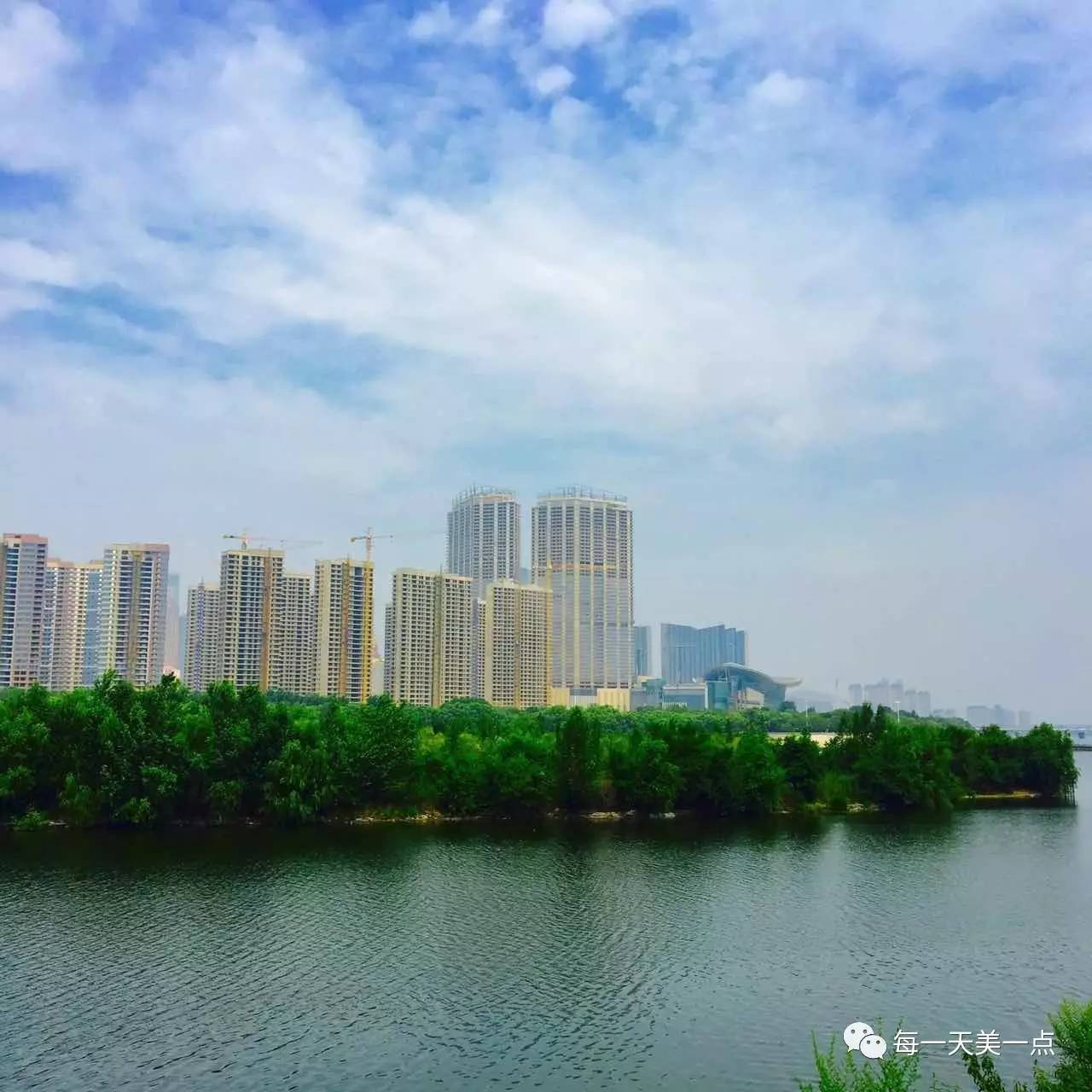 沈阳浑河边骑行夜景,浑河漫步道自行车