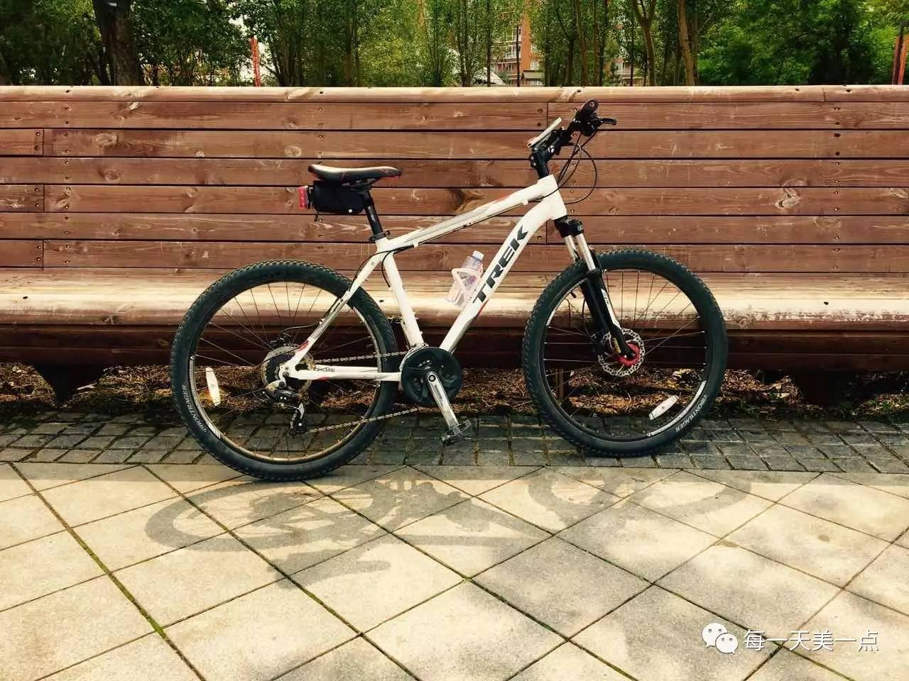 沈阳浑河边骑行夜景,浑河漫步道自行车