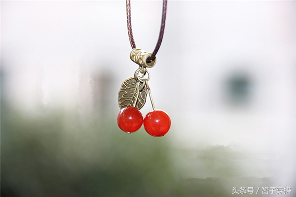 叶子化为饰品，时尚搭配的谨慎机