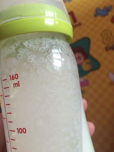 冲奶粉时出现颗粒、挂壁和泡沫还能给宝宝喝吗？