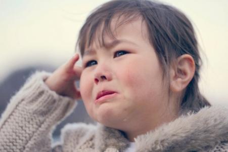 小孩不谨慎撞到人了怎么处理,小孩子撞到头会发烧吗